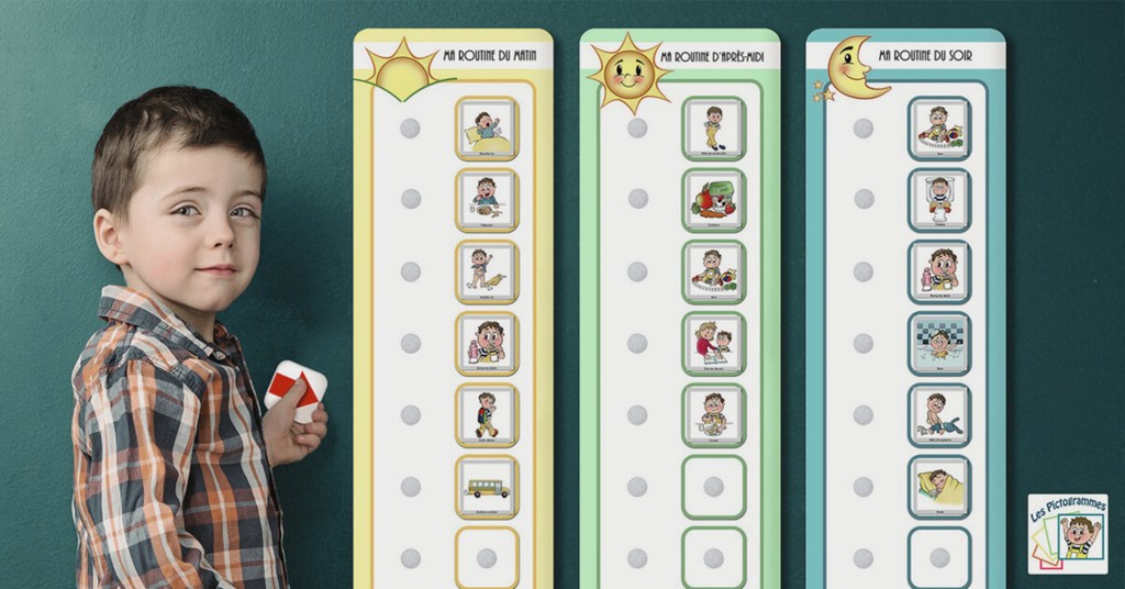 Un enfant debout à côté d'un tableau de routine illustré, montrant des pictogrammes représentant différentes activités de la journée, comme des tâches matinales et de soirée.