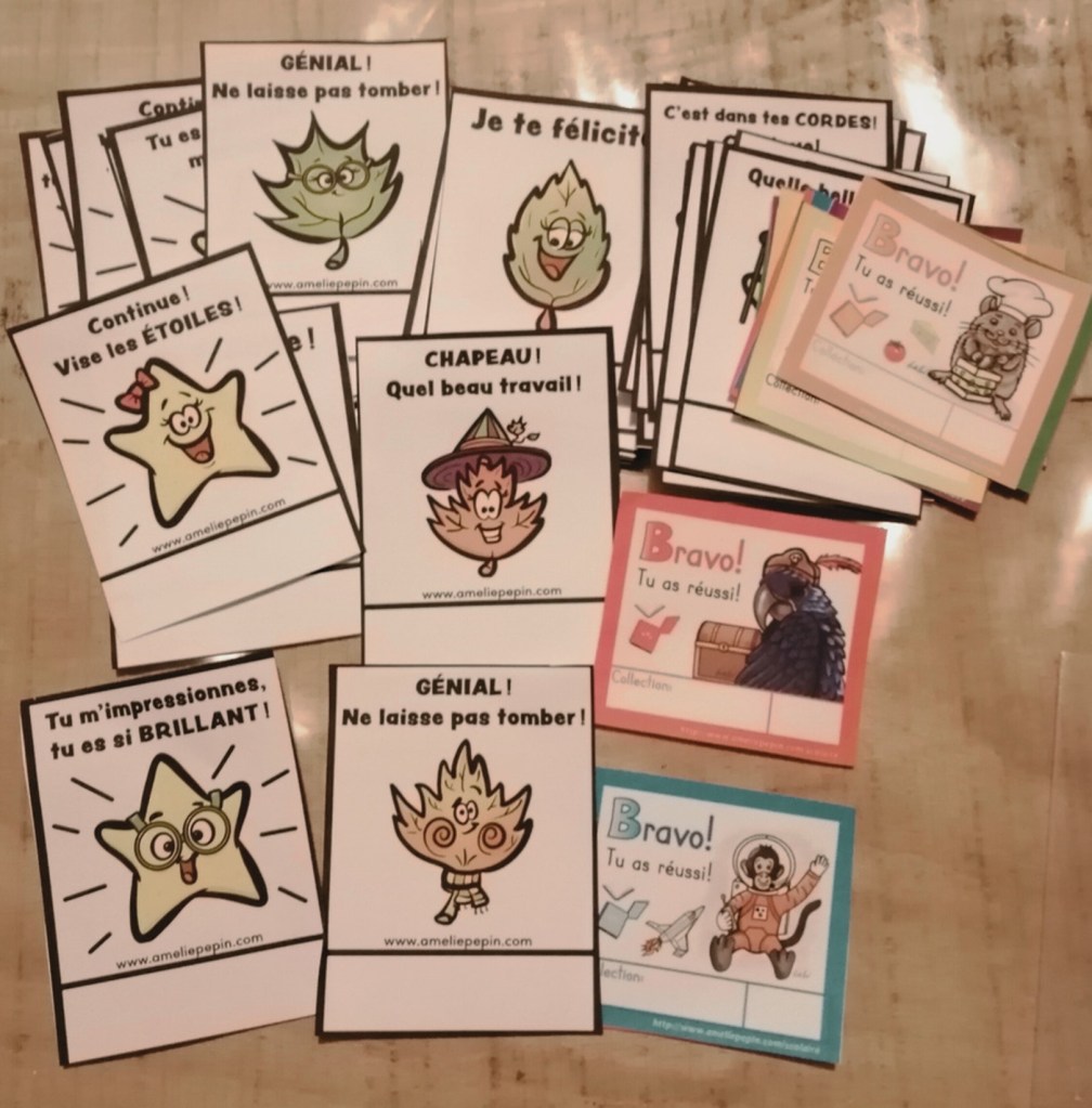 Une collection de cartes de félicitations colorées, présentant différents motifs et messages d'encouragement, comme des étoiles et des personnages animés, pour encourager les enfants dans leurs efforts.
